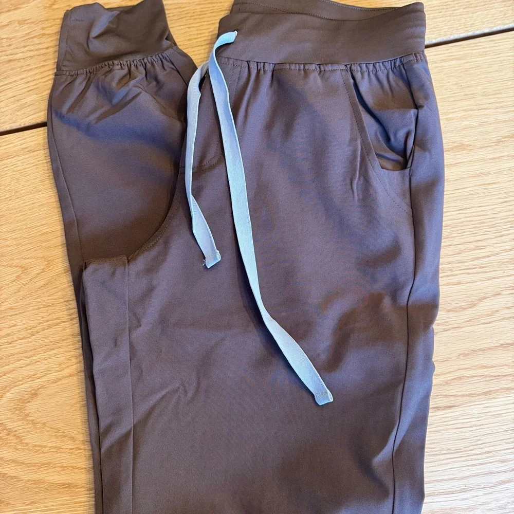 LUX Women’s scrub set - Picture 3 of 3